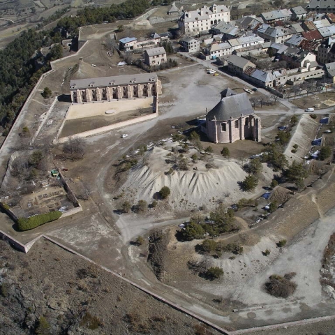 Vue Ouest du ciel : l'église et l'arsenal