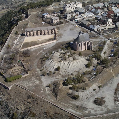 Vue Ouest du ciel : l'église et l'arsenal