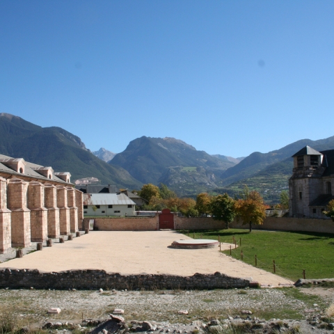 L'église inachevée et l'arsenal de Mont-Dauphin, place forte Vauban