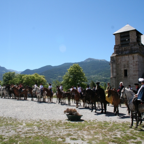 Défilé des soldats du fort à cheval