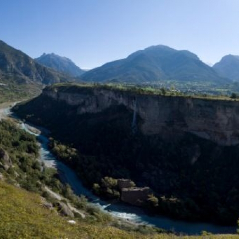 Vue panoramique depuis les remparts : échauguette Est et le Guil 