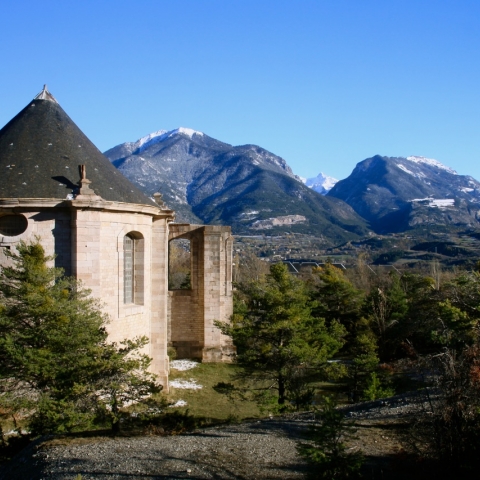 L'église de Mont-Dauphin, en arrière plan la Font-Sancte (3385m)